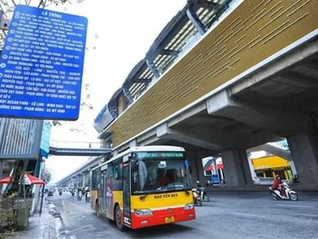 A bus runs on a street in Hanoi's Thanh Xuan district (Photo: VNA)