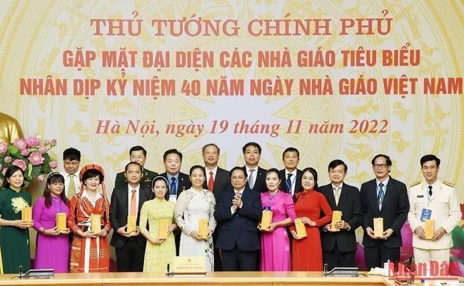 The Prime Minister gave gifts to typical teachers. (Photo: Tran Hai)