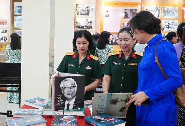 Visitors at the exhibition (Photo: baodantoc. vn)