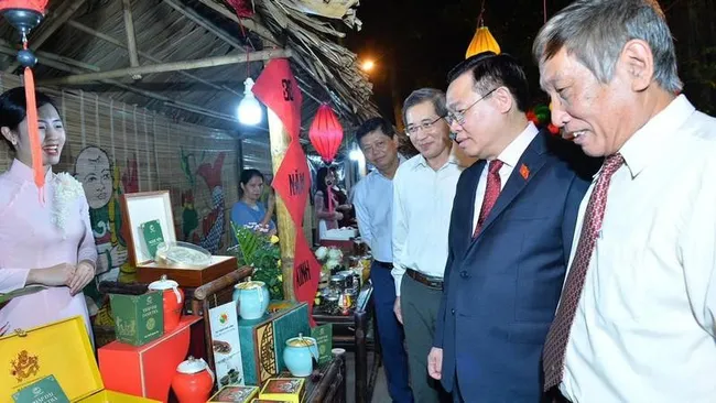 National Assembly Chairman Vuong Dinh Hue visits a display booth at the festival.