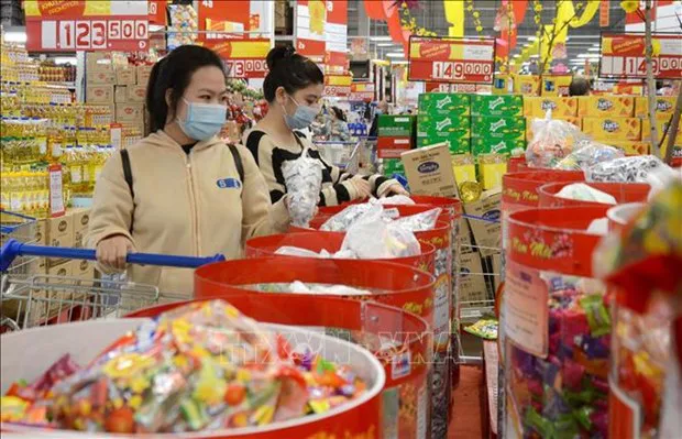 Consumers shop at a supermarket. (Photo: VNA)