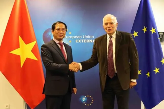 Vietnamese Minister of Foreign Affairs Bui Thanh Son (L) and Josep Borrell , High Representative of the EU for Foreign Affairs and Security Policy, and Vice-President of the European Commission. (Photo: VNA)