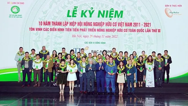 Secretary of the Party Central Committee and President of the Vietnam Fatherland Front Central Committee Do Van Chien with representatives of collectives and individuals honoured as outstanding examples in organic agriculture. (Photo: daibieunhandan.vn)