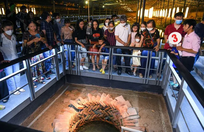 Tourists at the Thang Long Imperial Citadel. (Photo: Thanh Dat)