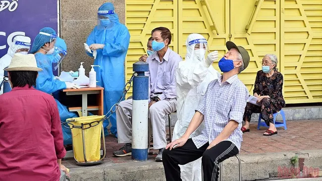 COVID-19 testing for Hanoi people. (Photo: DUY LINH)