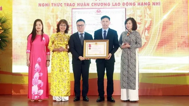 Chairman of Vietnam Journalists' Association Le Quoc Minh presents second-class Labour Order to the Journalist Magazine. (Photo: hanoimoi.com.vn)