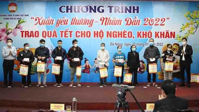 Gifts presented to poor households in Da Nang City (Photo: NDO/Thanh Tam)