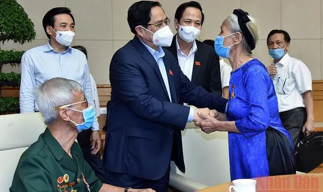Prime Minister Pham Minh Chinh meets representatives of people with meritorious services to the revolution and relatives of martyrs on July 24, 2021. (Photo: NDO)