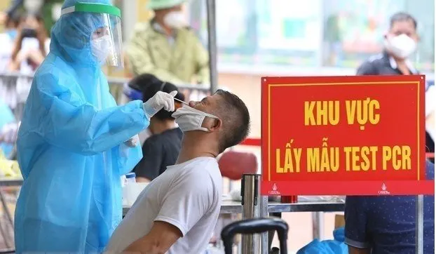 A man has sample taken for COVID-19 testing. (Photo: VNA)