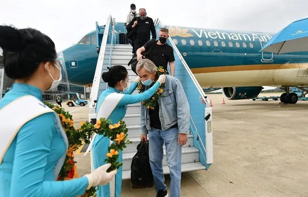 Foreign tourists visiting Vietnam on Vietnam Airlines plane (Photo: VNA)