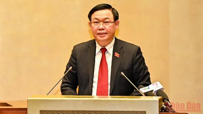 NA Chairman Vuong Dinh Hue speaks at the meeting. (Photo: NDO/Duy Linh)