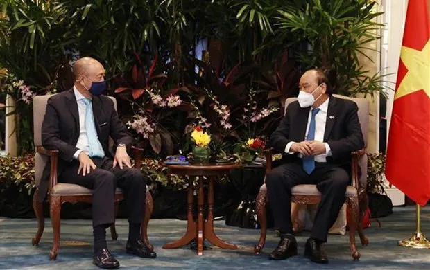 President Nguyen Xuan Phuc (R) receives the Vice Chairman and General Director of UOB (Photo: VNA)