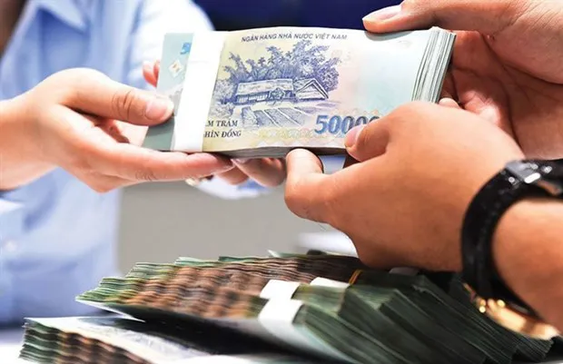 A client puts money into his deposit account. (Photo: vietnam net.vn)