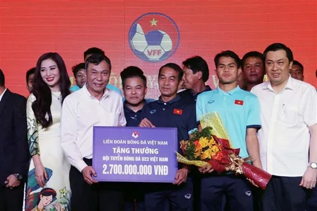 The VFF presents 2.7 billion VND (over 118,000 USD) to the U23 team. (Photo: VNA)
