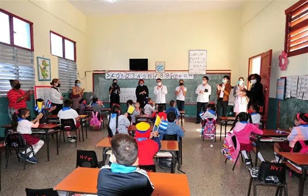 Vietnamese Ambassador to Cuba Le Thanh Tung visits a class of Nguyen Van Troi School in Havana, Cuba. (Photo: VNA)