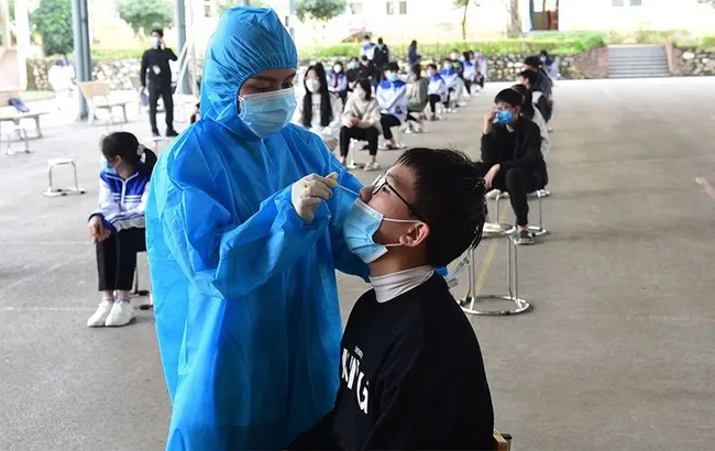 COVID-19 testing for students at Le Quy Don Secondary School in Tuyen Quang city. (Photo: NDO)