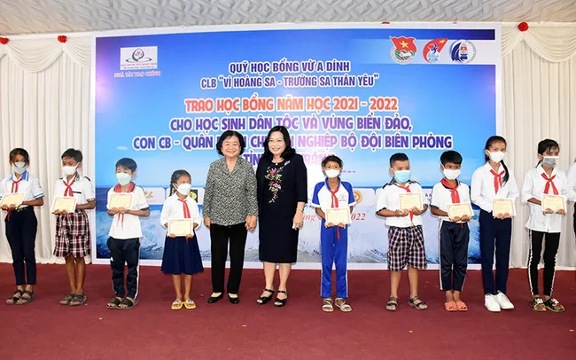 The scholarships were jointly presented by the Ho Chi Minh Communist Youth Union of Soc Trang, the Vu A Dinh Scholarship Fund and the “For beloved Hoang Sa-Truong Sa” club. (Photo: baosocrrang.org.vn)