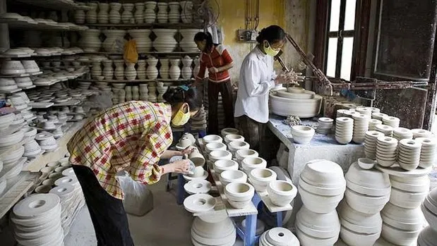 Workers at Bat Trang pottery village in Hanoi (Photo: VGP)