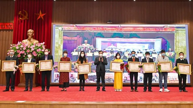 Outstanding collectives and individuals receive the Prime Minister’s certificates of merit at the meeting (Photo: hanoimoi.com.vn)