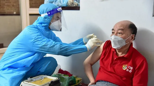A man is vaccinated against COVID-19. (Photo: Thanh Dat)
