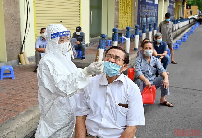 A health worker collects sample for COVID-19 testing in Hanoi (Photo: NDO)
