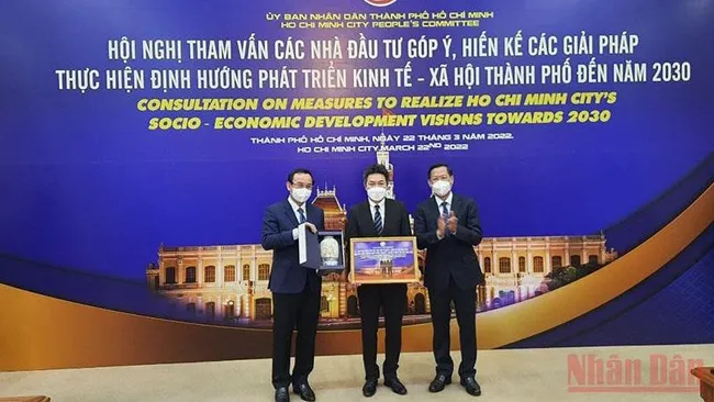 Ho Chi Minh City leaders present souvenirs to the representative of enterprises.