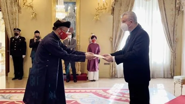 Vietnamese Ambassador to Andorra Dinh Toan Thang (L) presents his credentials to the Co-Prince of Andorra, Archbishop Joan-Enric Vives i Sicília (Photo: VNA)