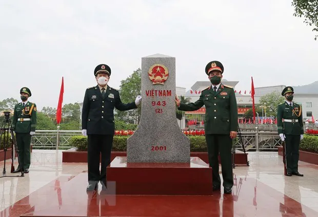 Defence Minister Gen. Phan Van Giang (R) and his Chinese counterpart Sen. Lieut. Gen. Wei Fenghe at Milestone No. 943 (Photo: VNA)