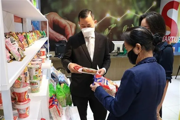 Visitors to an exhibition booth on the sidelines of the seminar on April 21. (Photo: VNA)
