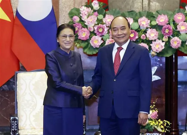 President Nguyen Xuan Phuc (R) shakes hands with Vice President of Laos Pany Yathotou (Photo: VNA)