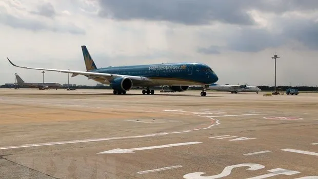 The first flight takes off on runways 25R/07L and 25L/07L after being upgraded. (Photo: Thanh Vu/VNA)