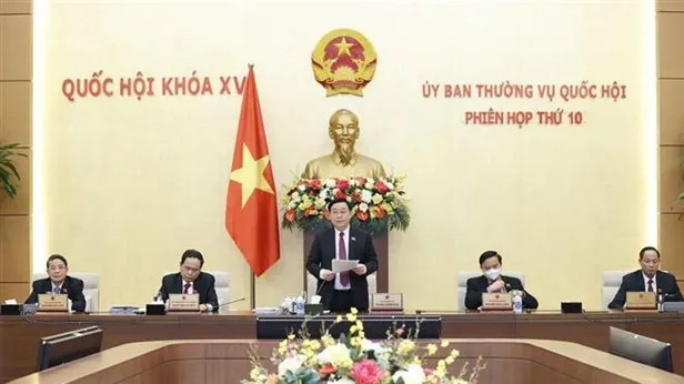 NA Chairman Vuong Dinh Hue speaks at the working session. (Photo: VNA)