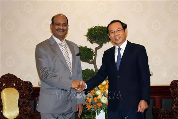 Nguyen Van Nen (right), Secretary of the Ho Chi Minh City Party Committee, and Speaker of the Indian Lok Sabha (the lower house) Om Birla (Photo: VNA)
