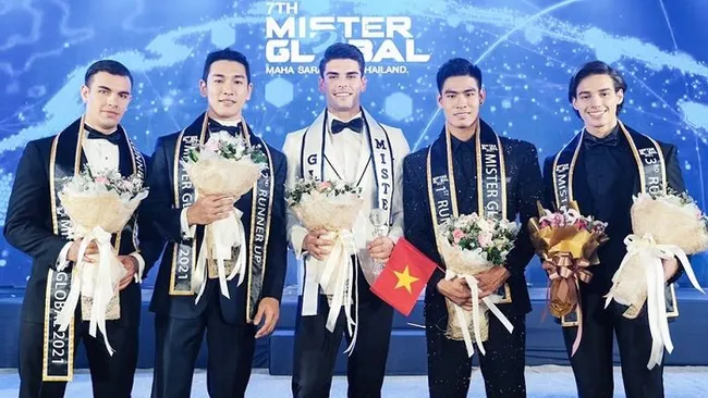 Danh Chieu Linh (fourth from left) named first runner-up at Mister Global 2022 (Photo: Mister Global)