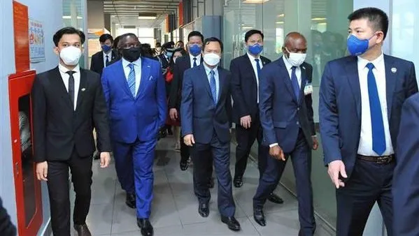 President of Sierra Leone Julius Maada Bio (the second from the left, second row) visits FPT University. (Photo: VNA)