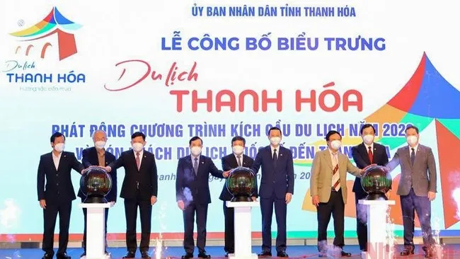 The delegates launched the tourism stimulus programme 2022. (Photo: MAI LUAN)