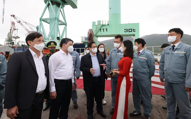 Prime Minister Pham Minh Chinh makes a field trip to Van Phong Bay. (Photo: Nhat Bac)