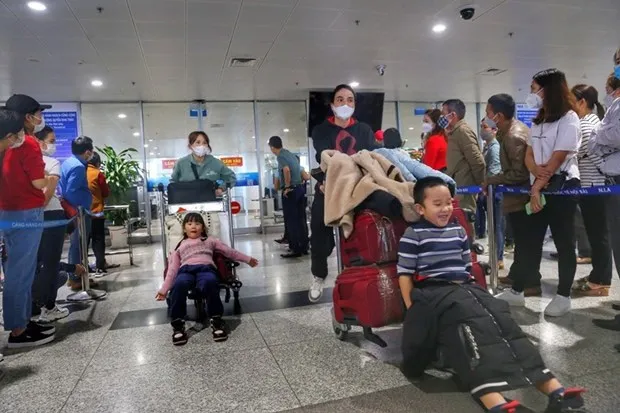 Nearly 1,700 Vietnamese people return home safely from Ukraine (Photo: VNA)