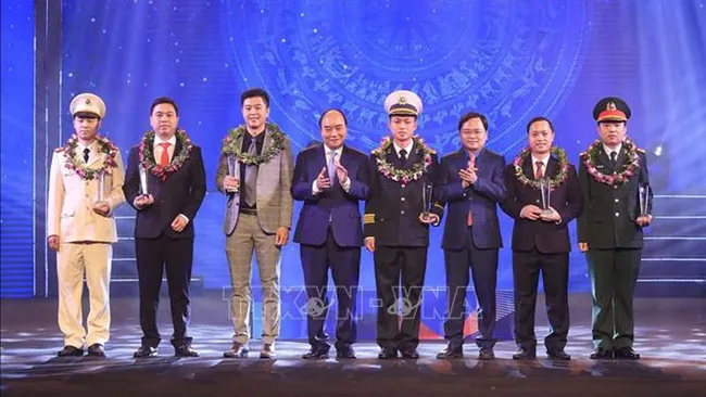 President Nguyen Xuan Phuc and oustanding Vietnamese young people (Photo: VNA)