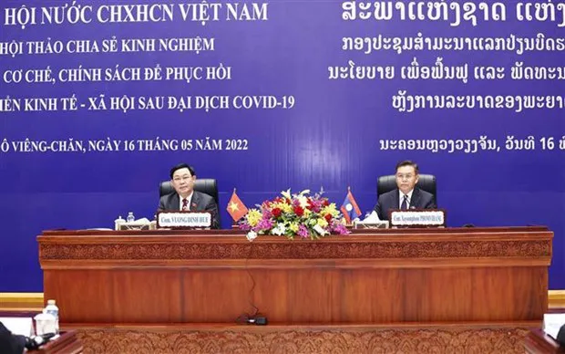 National Assembly Chairman Vuong Dinh Hue (L) and his Lao counterpart Saysomphone Phomvihane co-chair the event. (Photo: VNA)
