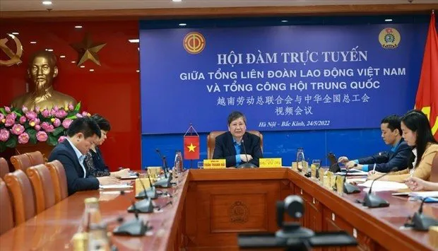 VGCL Standing Vice President Tran Thanh Hai and ACFTU Vice Chairman Jiang Guangping held talks on May 24. (Photo: VNA)