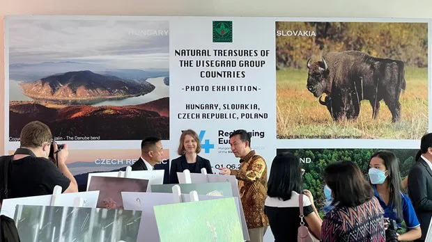 At the exhibition (Photo: https://business.facebook.com/)