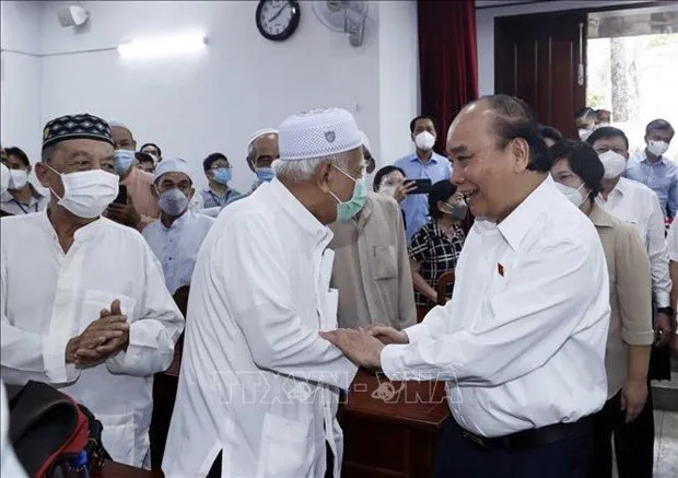 President Nguyen Xuan Phuc (R) meets voters in HCM City (Photo: VNA)