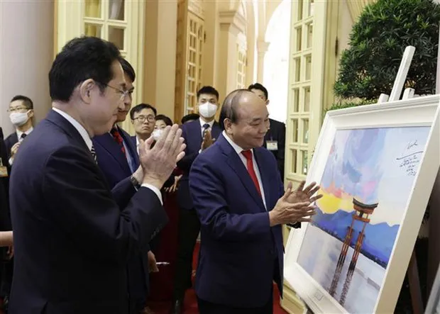Vietnamese President Nguyen Xuan Phuc (R) and Japanese Prime Minister Kishida Fumio look at artworks in Japanese style by Vietnamese painters. (Photo: VNA)