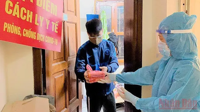 Youth Union members volunteer to support F0 patients at home (Photo: NDO)