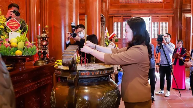 Vice President Vo Thi Anh Xuan pays tribute to President Ho Chi Minh.