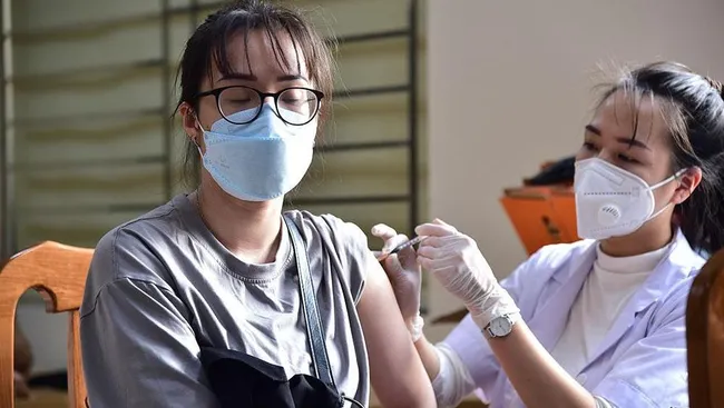 A woman is vaccinated against COVID-19. (Photo: Thanh Dat)