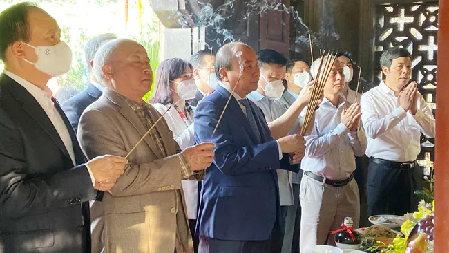 President Nguyen Xuan Phuc offers incense to Hoang Dieu. (Photo: Ha Noi Moi)