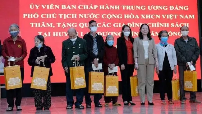 Vice President Vo Thi Anh Xuan presents gifts to policy beneficiaries in Lac Duong district, Lam Dong province. (Photo: NDO)