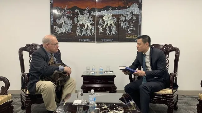 Ambassador Dang Hoang Giang, Head of Vietnam's Permanent Mission to the United Nations (UN) (R) meets with John McAuliff - a US close friend of Vietnam (Photo: VNA)